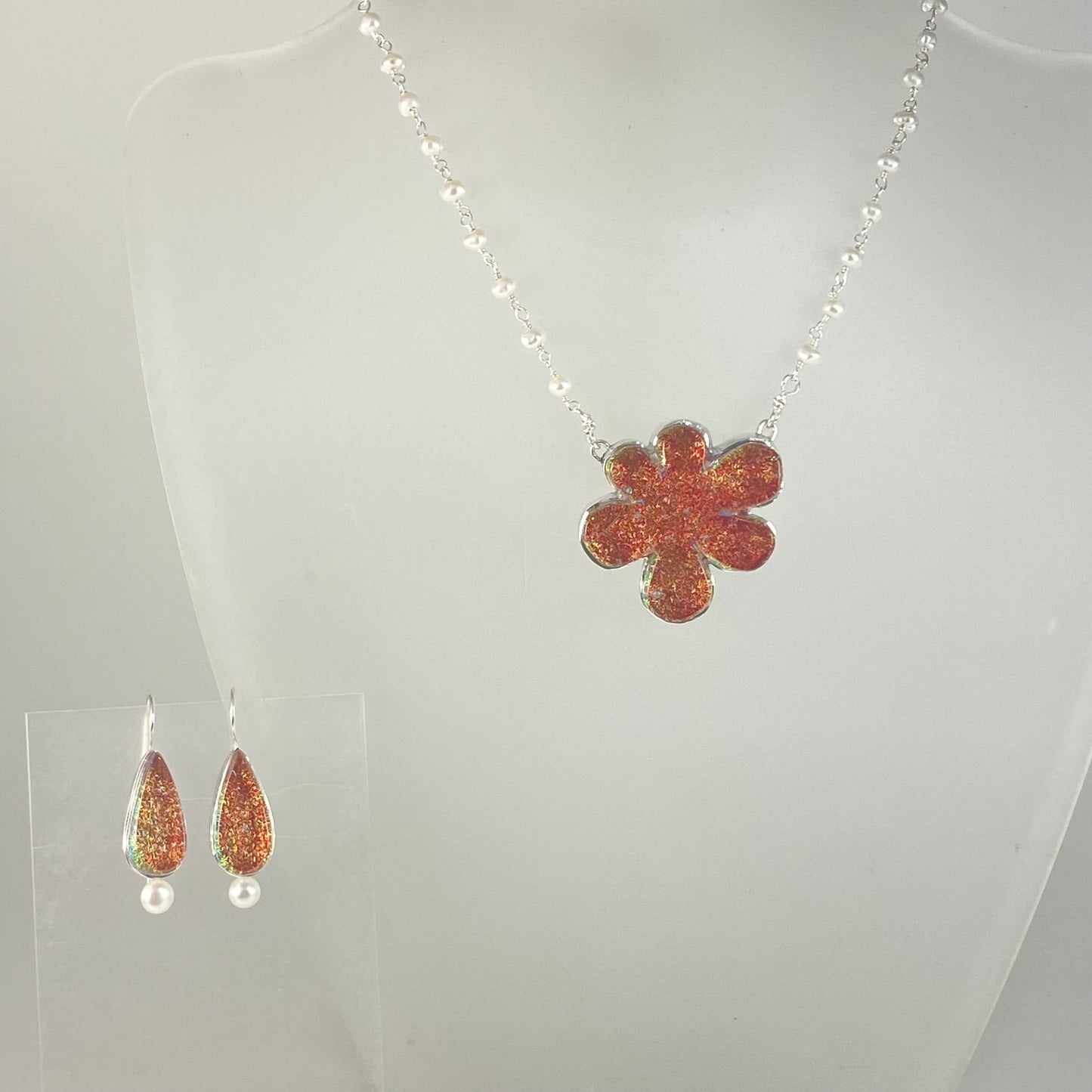 Teardrops Earrings with Pearl in Salmon